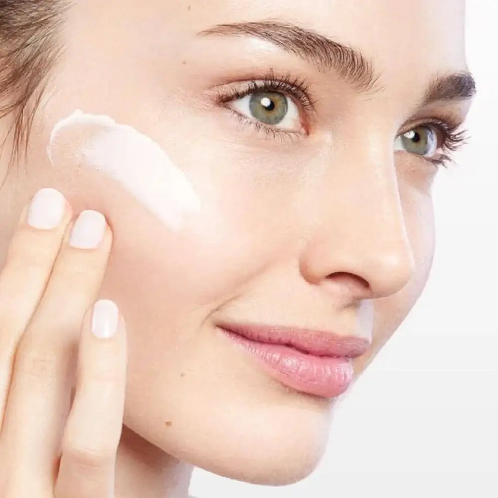 Close-up of a person applying CLINIQUE Smart™ SPF 15 Custom Moisturizer on skin for radiant protection.