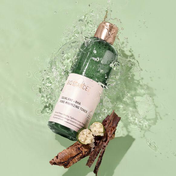 BIOSSANCE Squalane + BHA Pore Minimizing Toner 120ml with willow bark extract splashing in water.