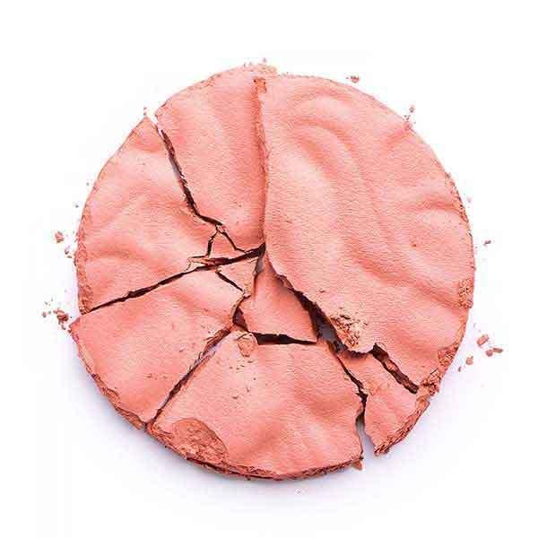 Revolution Blusher Reloaded Rose Kiss, cracked blush powder, soft peach shade for sun-kissed glow and touch-ups.