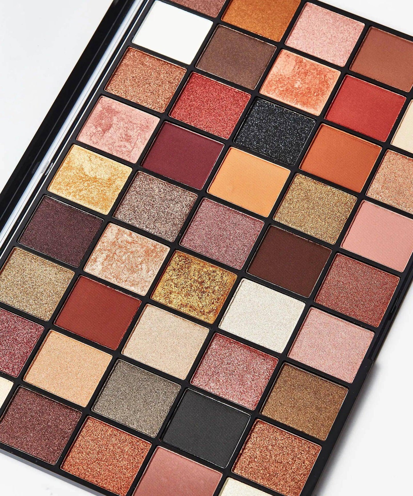 Revolution Maxi Reloaded Palette Large It Up, featuring 45 vibrant eyeshadow shades, ideal for versatile eye looks.