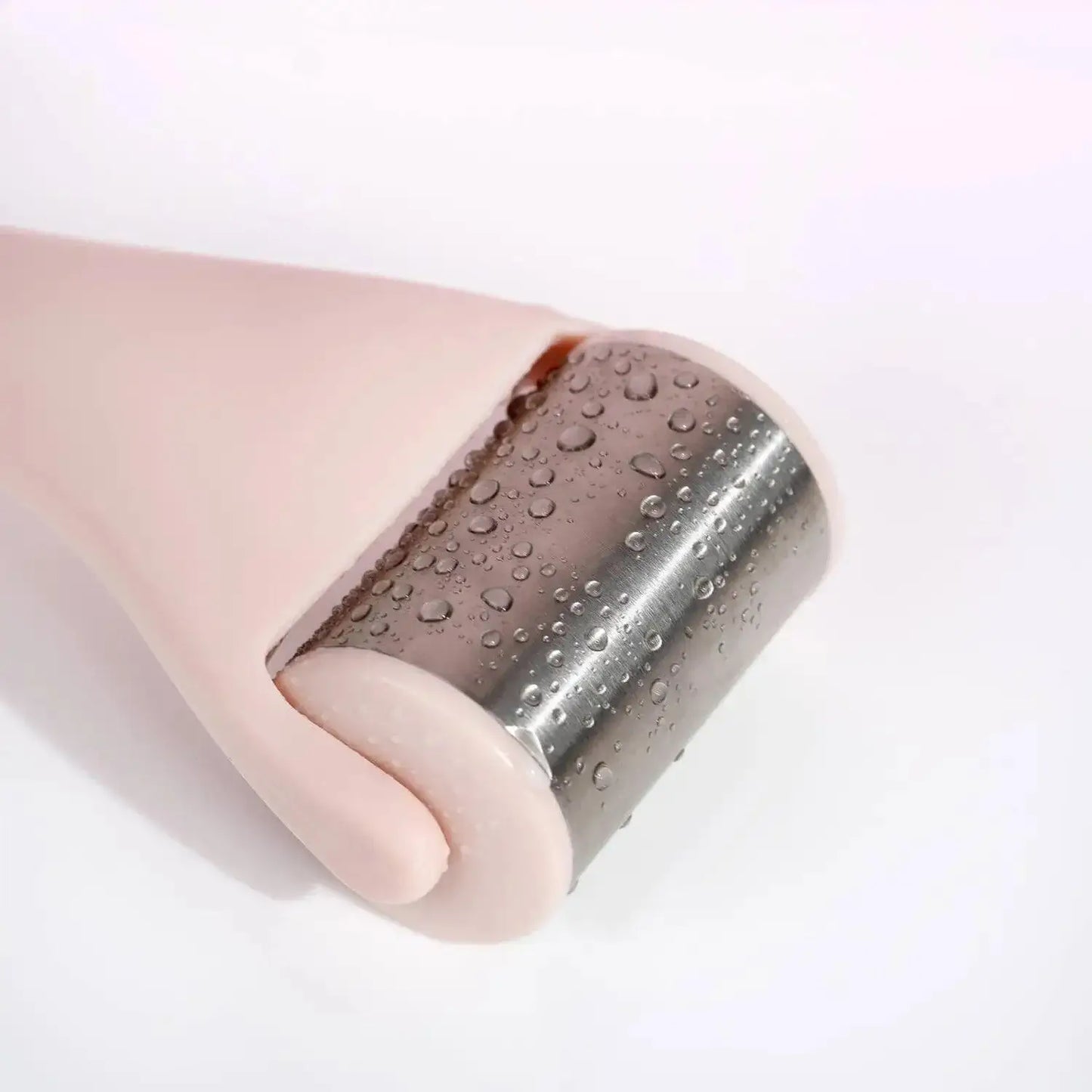 Brushworks Ice Roller with stainless-steel roller, perfect for reducing puffiness and redness on skin.