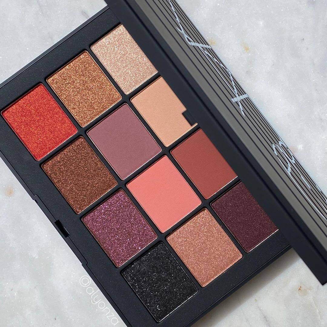 NARS Extreme Effects Eyeshadow Palette showcasing 12 versatile eyeshadows in matte, shimmer, and glossy finishes.