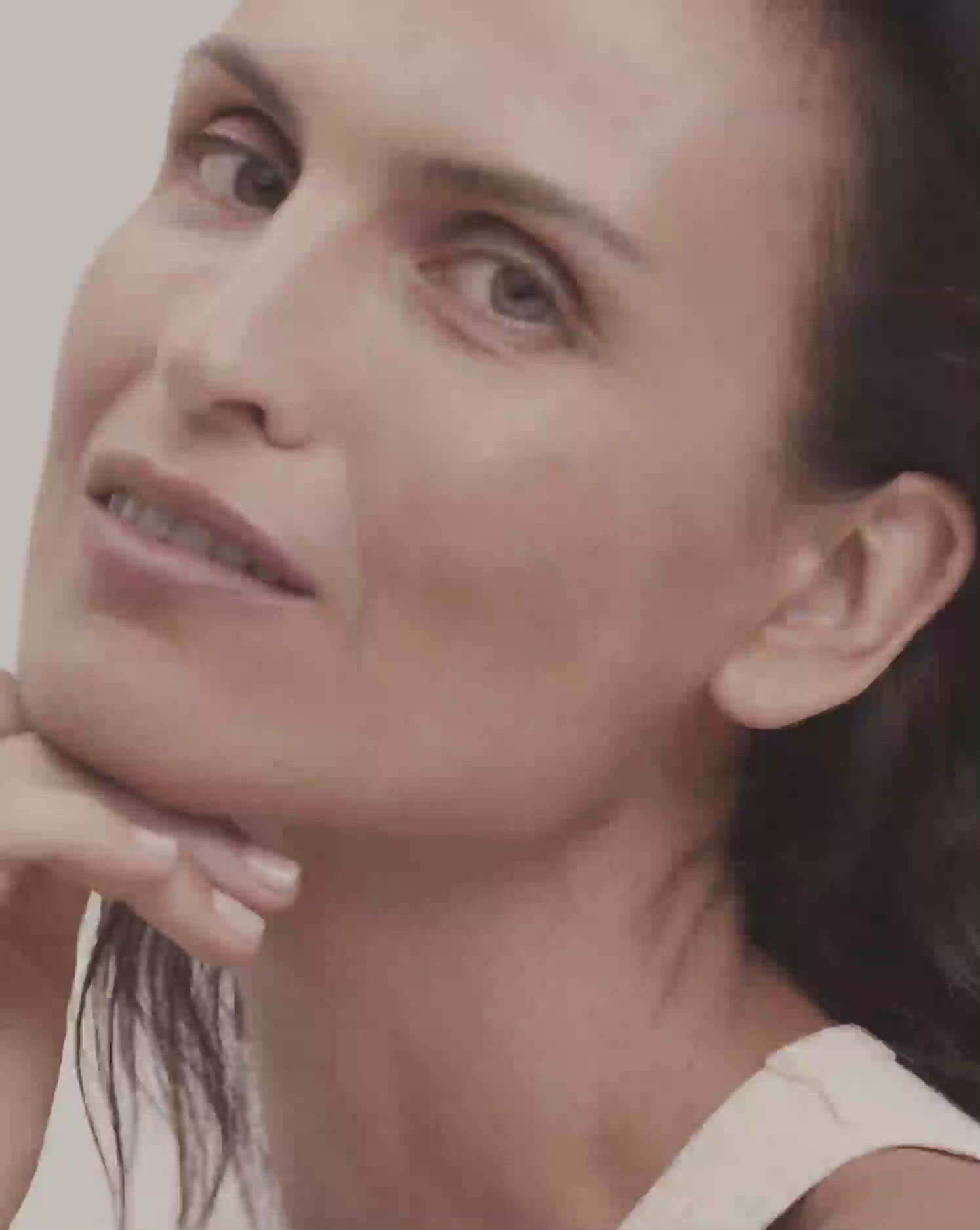 Smiling woman showcasing smooth skin, highlighting the benefits of Vida Glow Natural Marine Collagen for skincare.