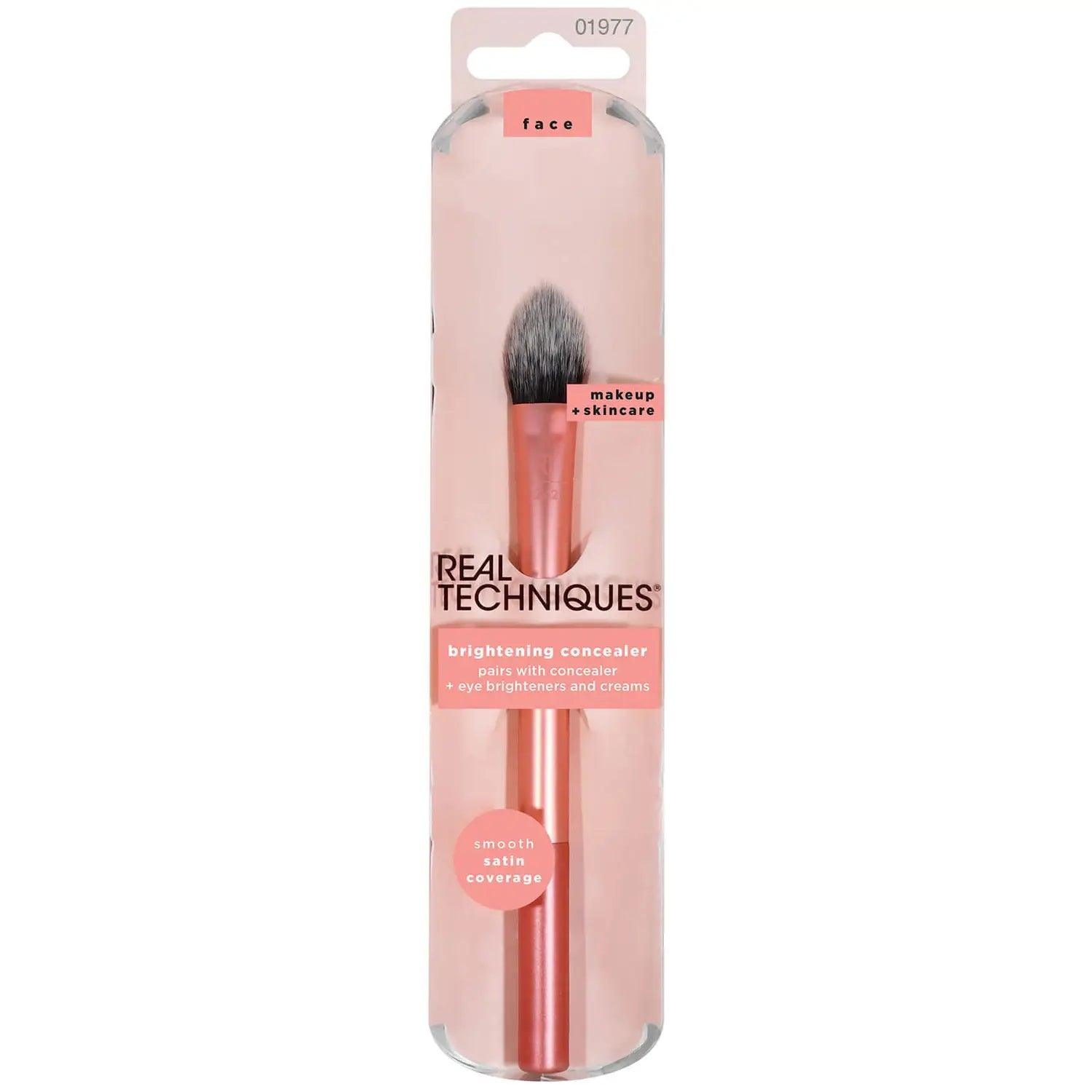 Real Techniques Brightening Concealer Brush in packaging, designed for smooth application of concealer and under-eye brightening.