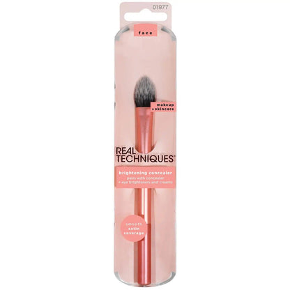 Real Techniques Brightening Concealer Brush in packaging, designed for smooth application of concealer and under-eye brightening.