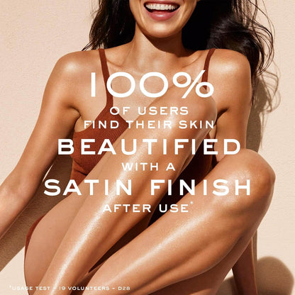 Woman with a satin finish on her skin against a beige background NUXE