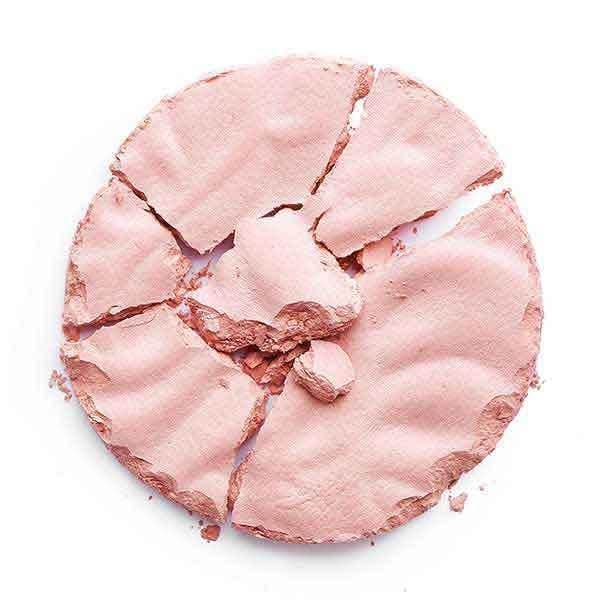 Makeup Revolution Blusher Reloaded Rose Kiss, a soft pink blush ideal for a sun-kissed glow or as an eyeshadow.