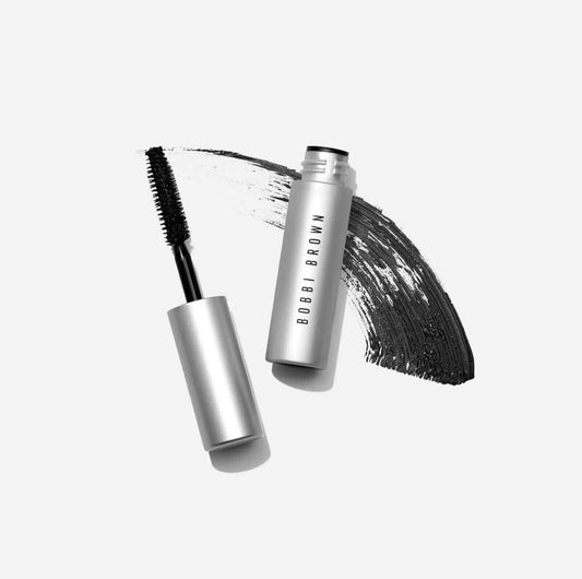 Bobbi Brown Smokey Eye Mascara 3ml with kohl-pigmented formula and wand against a stroke of ultra-black mascara.