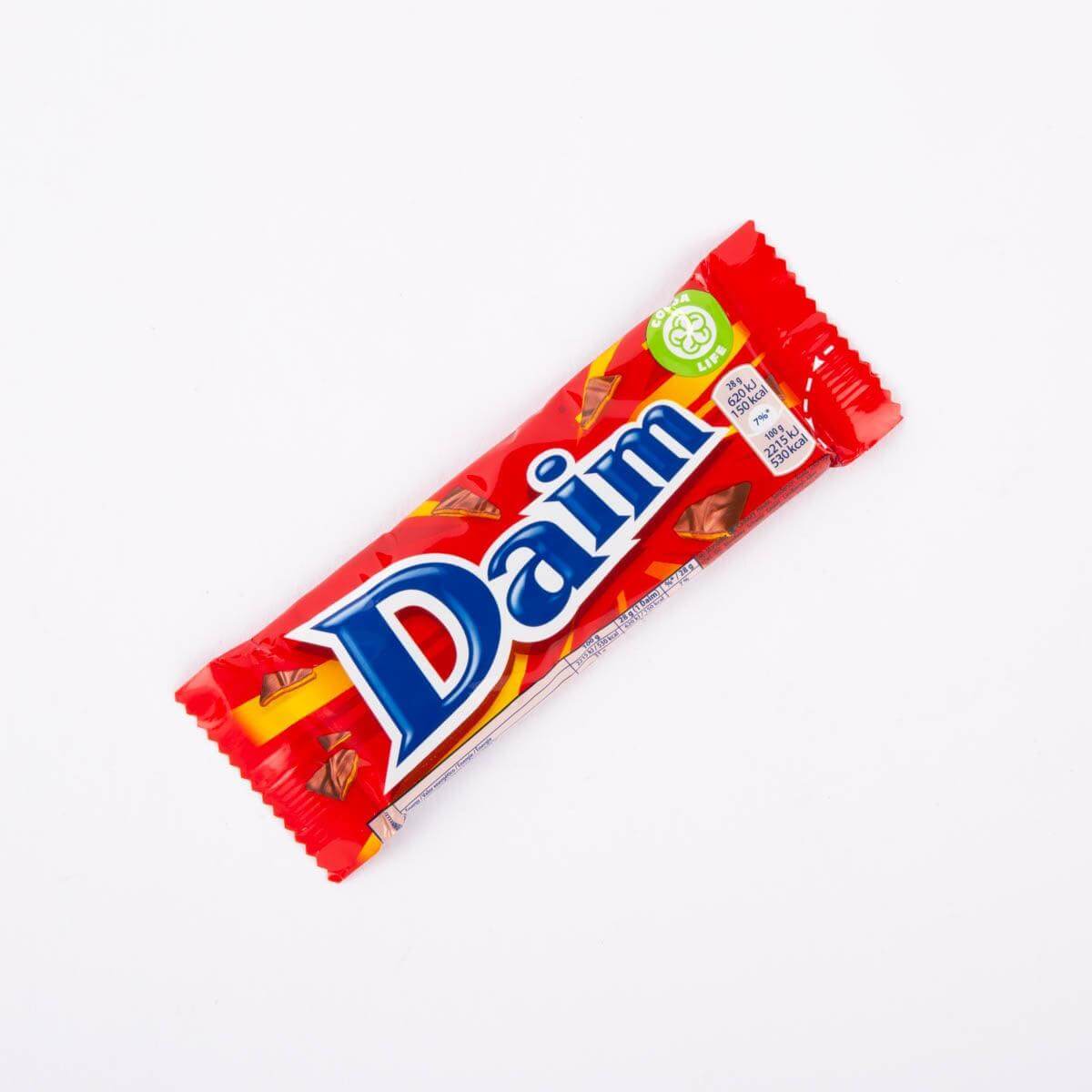 Daim chocolate bar packaging featuring smooth milk chocolate and crunchy almond caramel, perfect for snacking.