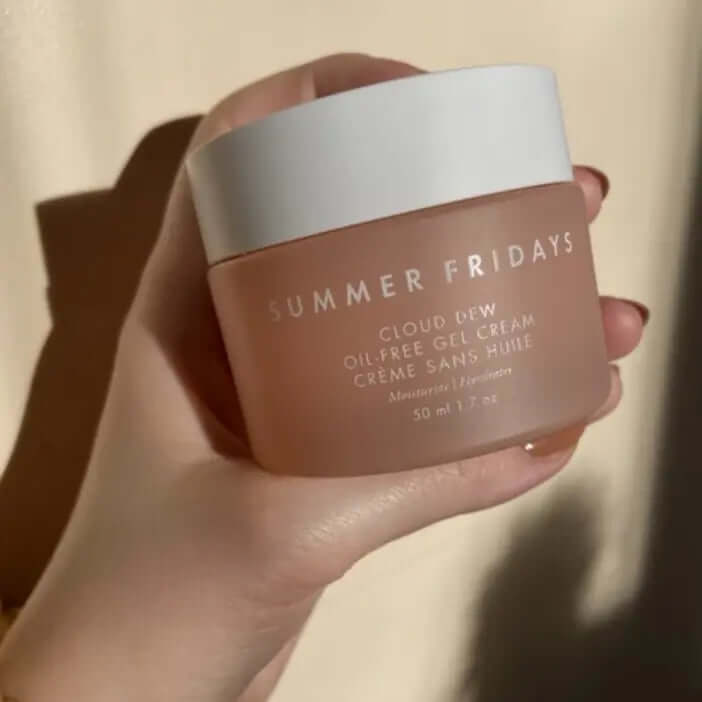 Summer Fridays Cloud Dew Oil-Free Gel Cream in hand, 50ml moisturizer for intense hydration and improved skin texture.